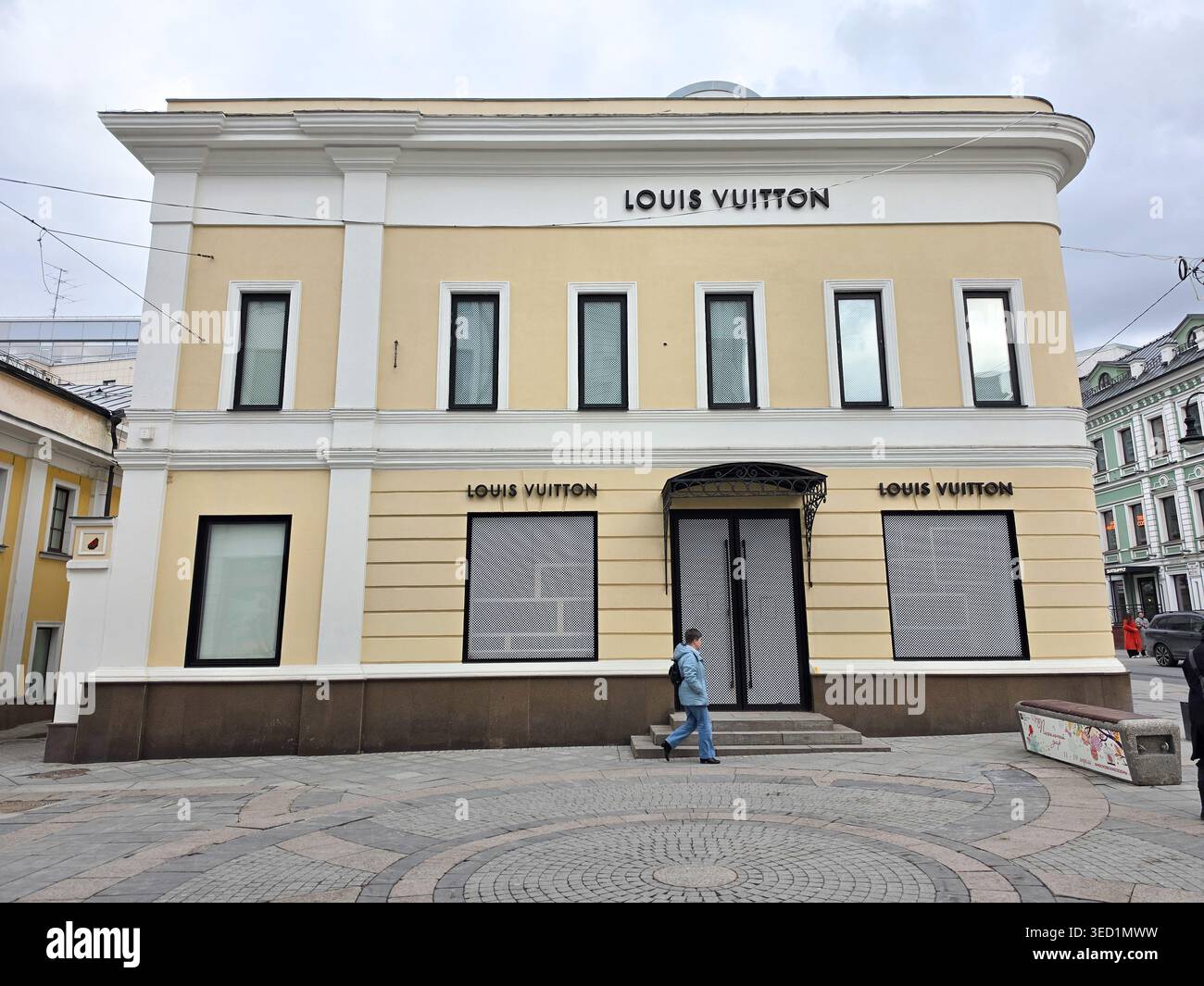 Fassade, Ladengeschäft vor dem (geschlossenen) Louis Vuitton Markengeschäft in einer gehobenen Einkaufsstraße in Europa Stockfoto