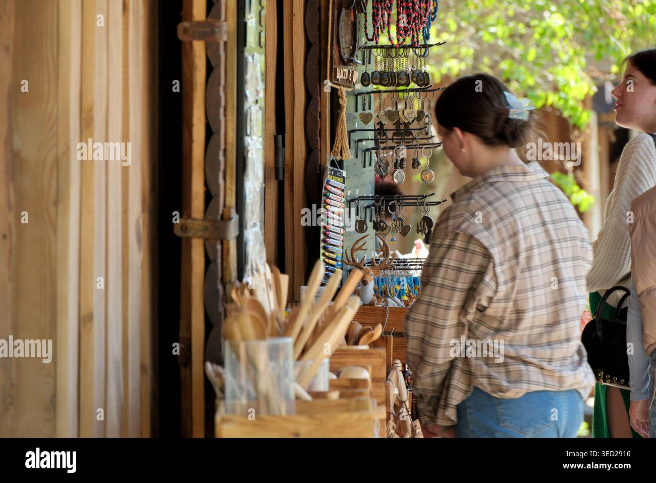 Zwei Freunde bewundern farbenfrohen Schmuck und handgefertigte Gegenstände an einem lebhaften Marktstand. Kiew, Ukraine, 3. Mai 2026. Es gibt eine gute ukrainische Handwerkskunst. Stockfoto