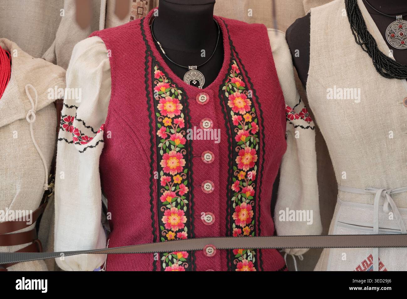 Farbenfrohe Weste mit komplizierten Blumenmustern unterstreicht die Handwerkskunst. Stockfoto
