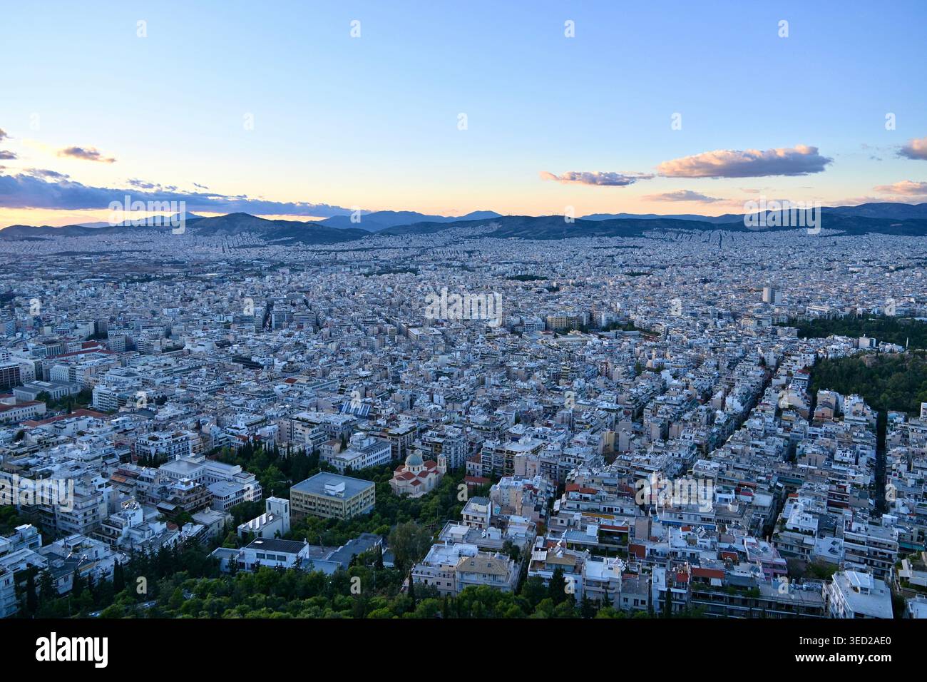 Panoramablick auf die Stadt Athen bei Sonnenuntergang vom Lycabettus-Hügel, Griechenland. Stockfoto