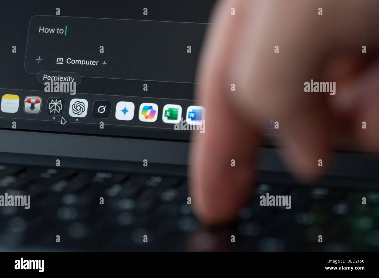 New York, USA - 27. April 2026: Geben Sie New promt in Perplexity Assistant auf dem Computerbildschirm ein Stockfoto