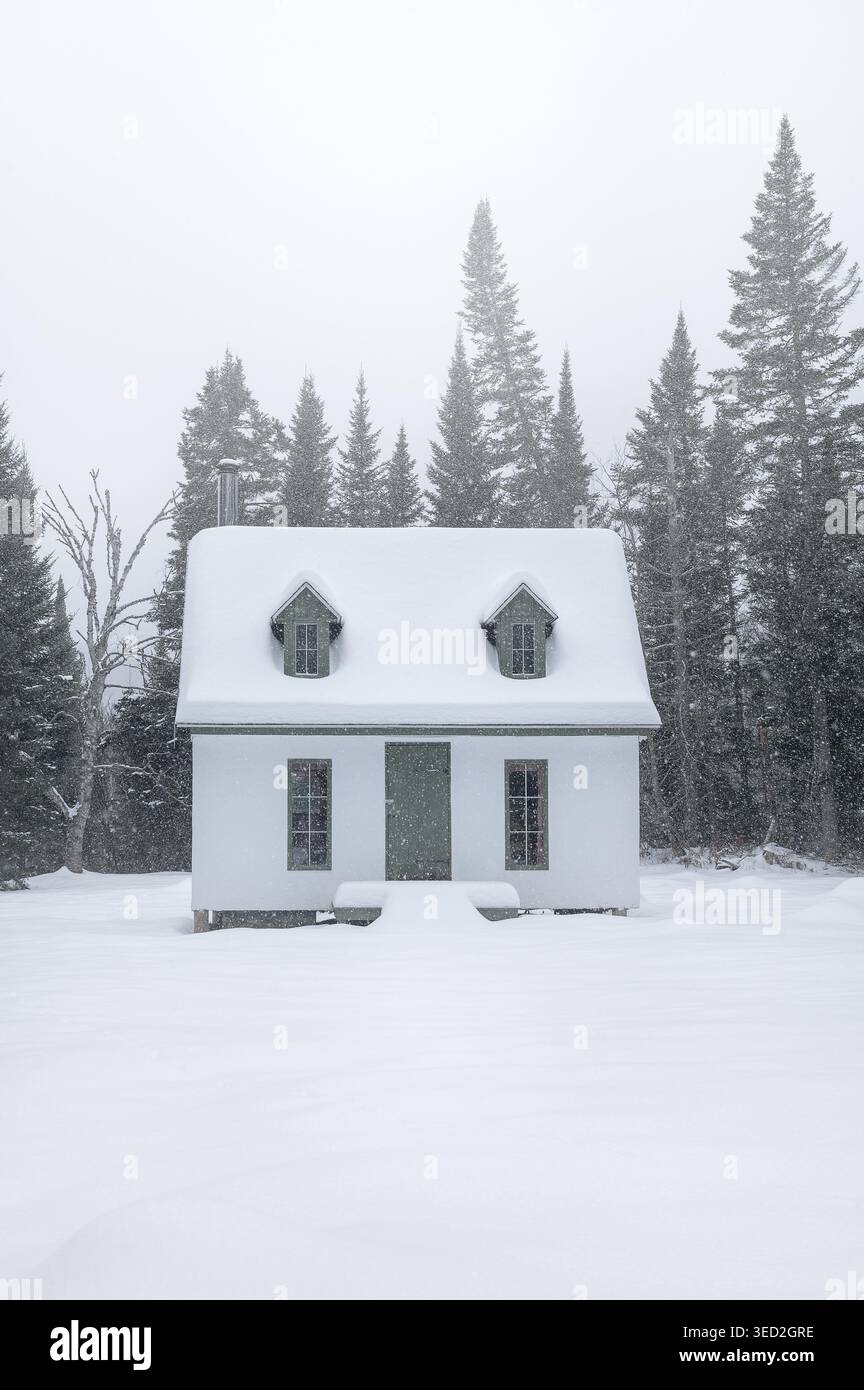 Ein kleines Haus im Herzen des Winters Stockfoto