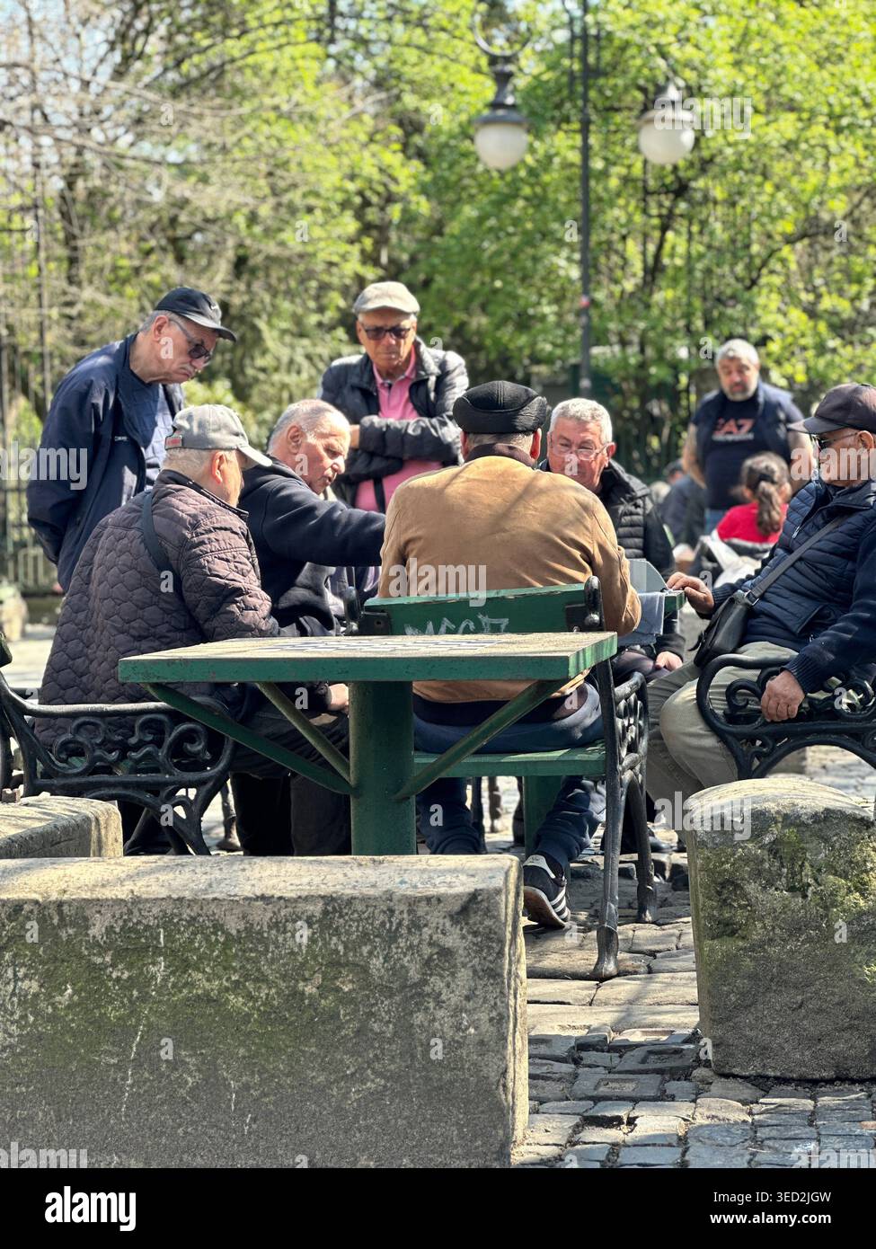 Alte Hände, feste Köpfe und ein Tisch voller Erinnerungen - Smartphone-aufgenommenes Stockfoto