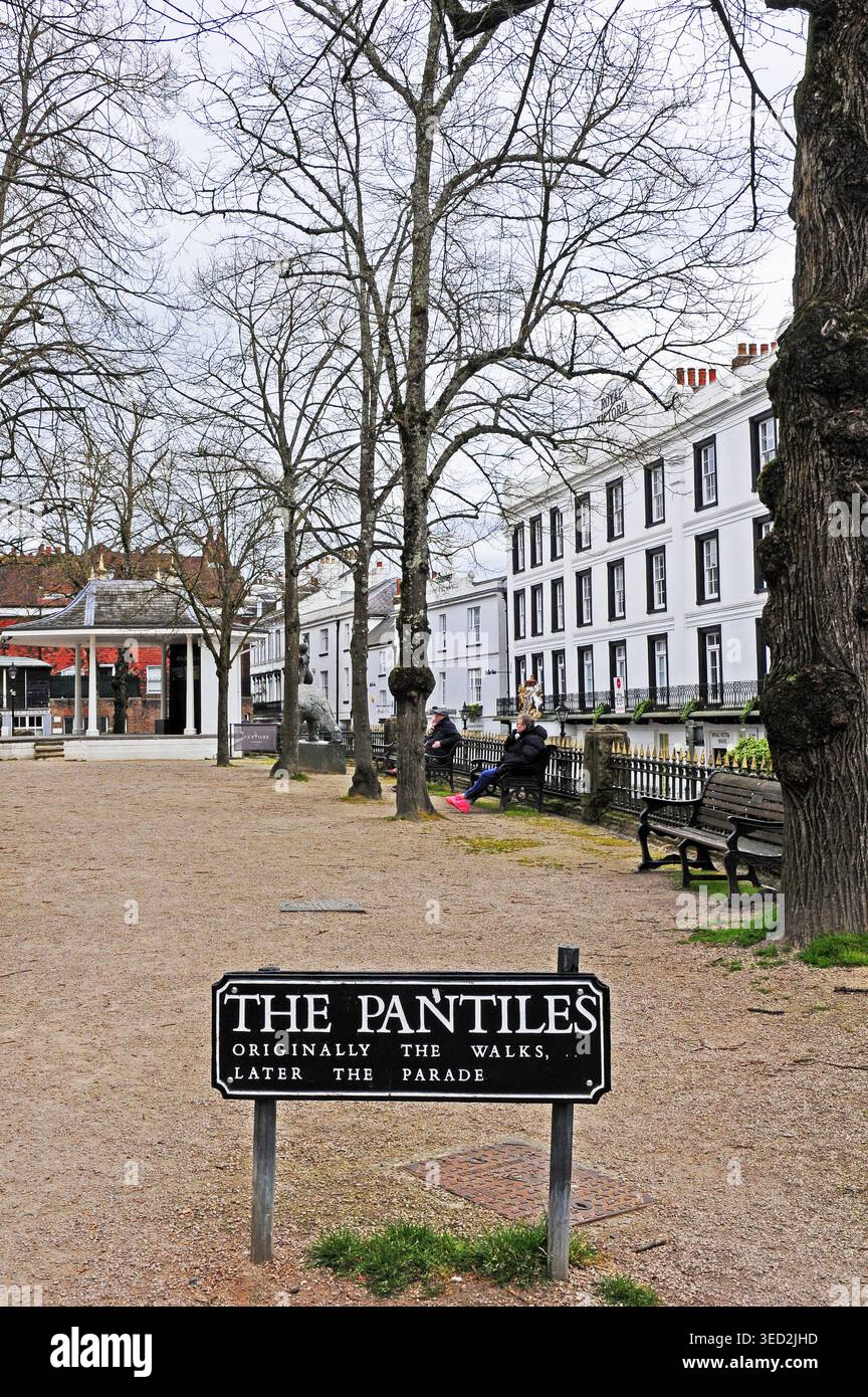 Hinweis für die Pfannen. Die Pantiles an einem Sonntag im Winter. Stockfoto