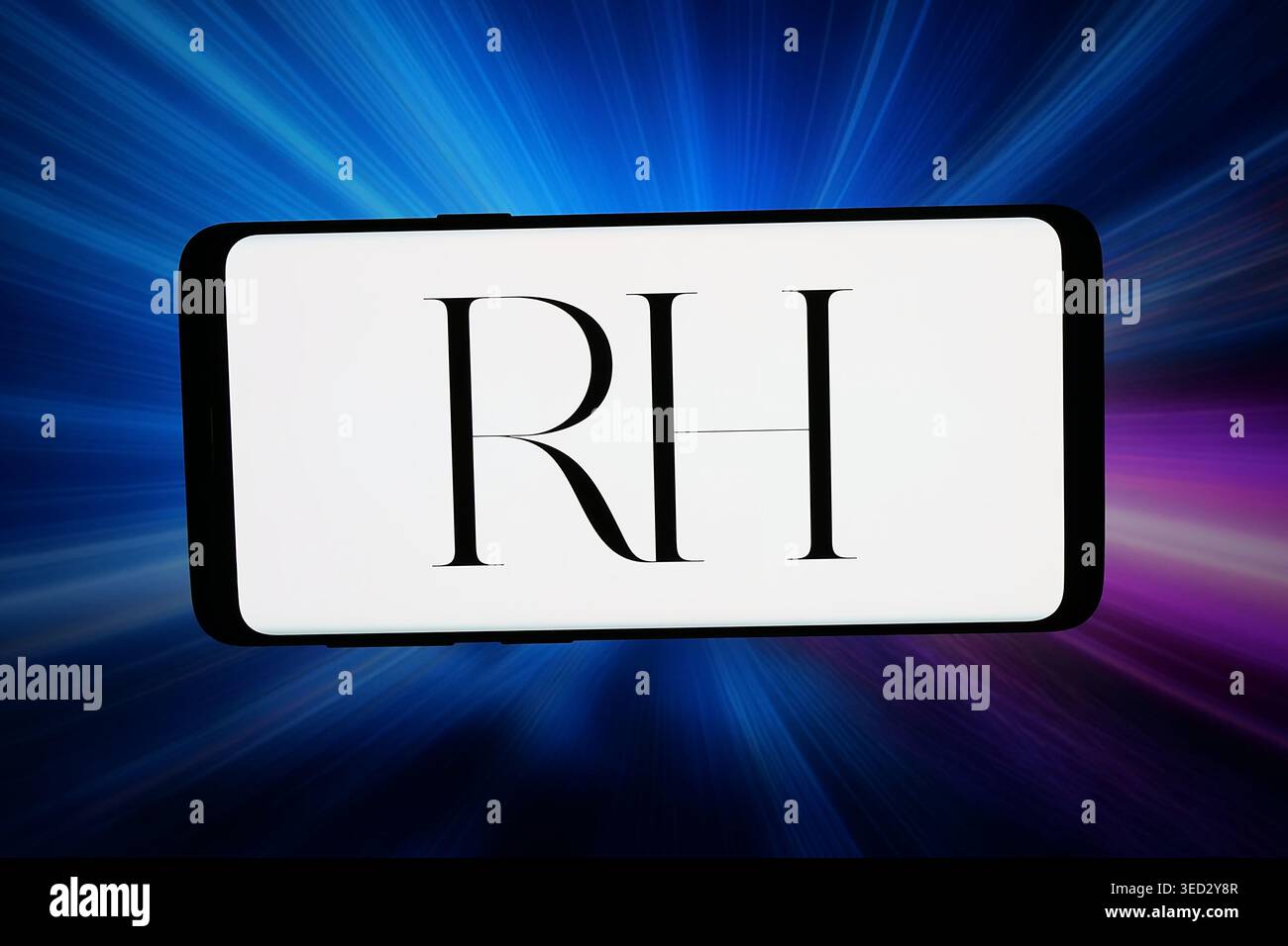 Stuttgart, Deutschland - 23.04.2026: In dieser Fotoabbildung ist das Logo des Möbelunternehmens Restoration Hardware (RH) auf einem Smartphone zu sehen Stockfoto