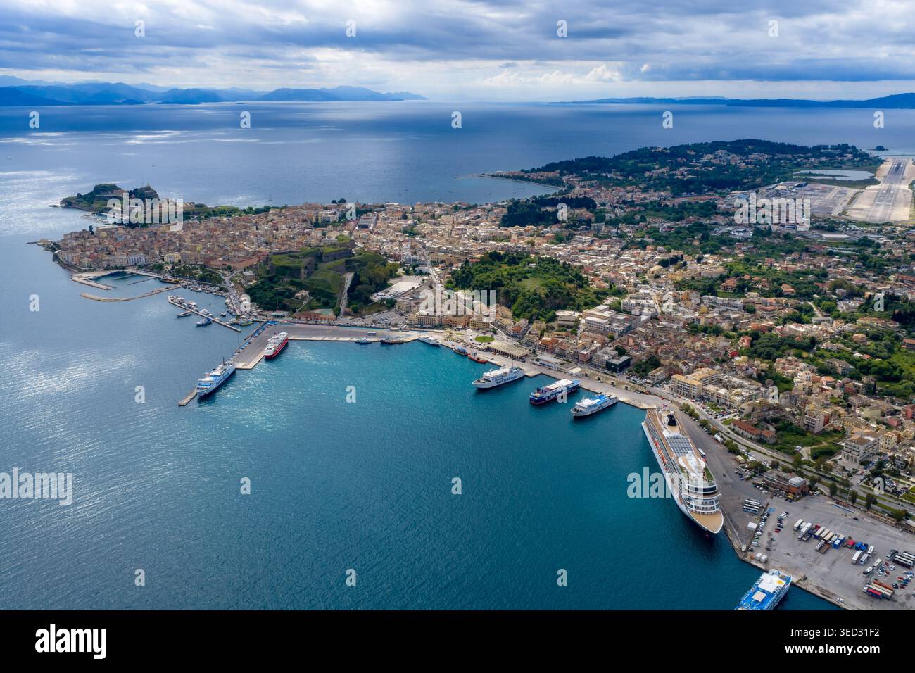Panoramablick auf Korfu und den Hafen in Griechenland. Sie zeigt ein großes luxuriöses Kreuzfahrtschiff am Andocken, historische Altstadtarchitektur, antike Festung, Stockfoto