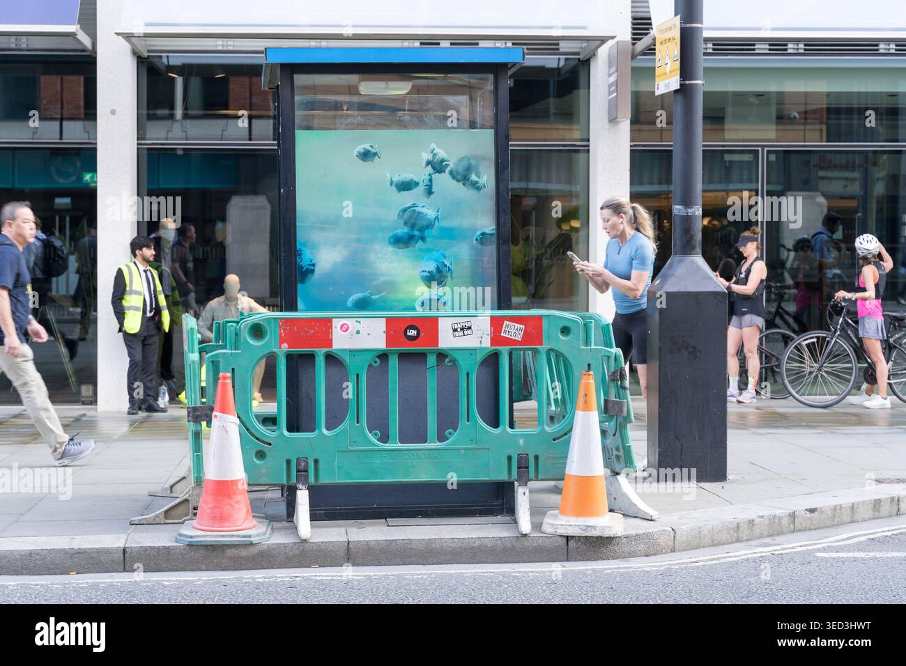 Banksys Piranha-Fisch-Kunstwerk wurde auf einem Polizeiwachkasten in der Nähe des Old Bailey, City of London, gesprüht und zieht die öffentliche Aufmerksamkeit und Barrikaden auf sich. Stockfoto