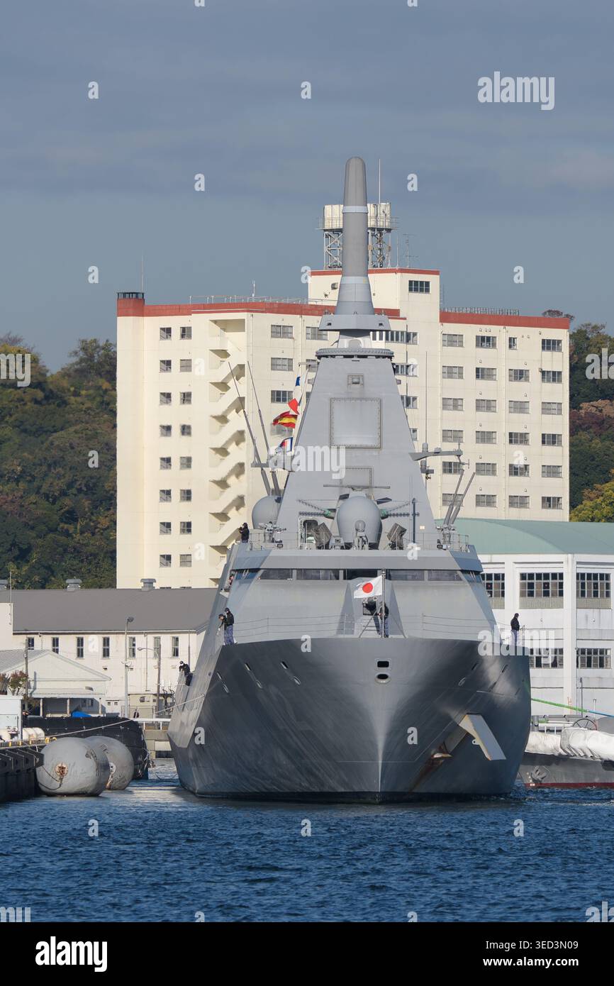 Japan Maritime Self-Defense Force (JMSDF) JS Kumano (FFM-2), Fregatte der Mogami-Klasse, Abfahrt vom Hafen Yokosuka, Japan. Stockfoto