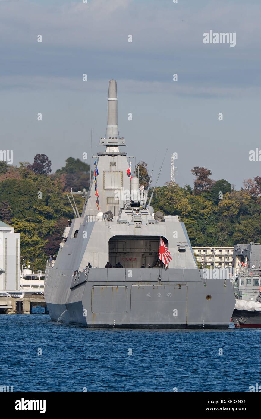 Japan Maritime Self-Defense Force (JMSDF) JS Kumano (FFM-2), Fregatte der Mogami-Klasse, die sich im Hafen Yokosuka, Japan, befindet. Stockfoto