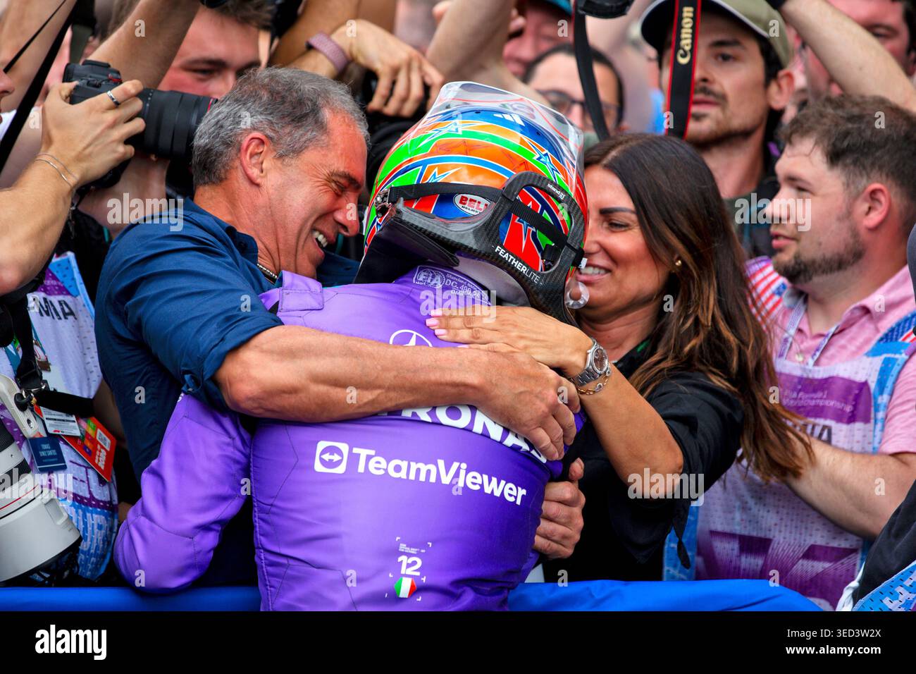 Miami, USA. Mai 2026. Rennsieger Andrea Kimi Antonelli (ITA) Mercedes AMG Formel 1 Team feiert im parc Ferme mit seinem Vater Marco Antonelli (ITA) und seiner Mutter Elisabetta Antonelli (ITA). 03.05.2026. Formel-1-Weltmeisterschaft, Rd 4, Miami Grand Prix, Miami, Florida, USA, Wettkampftag. Das Foto sollte lauten: XPB/Alamy Live News. Stockfoto
