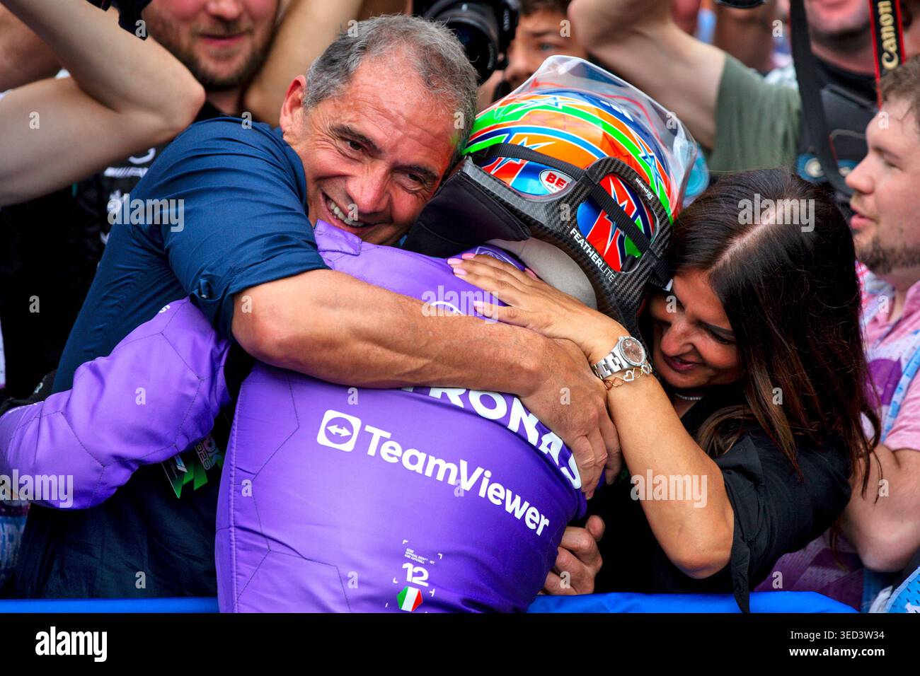 Miami, USA. Mai 2026. Rennsieger Andrea Kimi Antonelli (ITA) Mercedes AMG Formel 1 Team feiert im parc Ferme mit seinem Vater Marco Antonelli (ITA) und seiner Mutter Elisabetta Antonelli (ITA). 03.05.2026. Formel-1-Weltmeisterschaft, Rd 4, Miami Grand Prix, Miami, Florida, USA, Wettkampftag. Das Foto sollte lauten: XPB/Alamy Live News. Stockfoto
