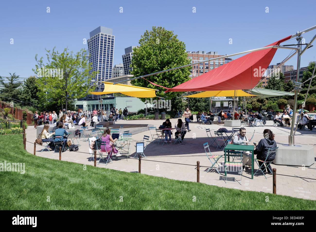 Besucher entspannen sich im Little Island Park am Hudson River, Manhattan, New York City, 1. Mai 2026. Stockfoto