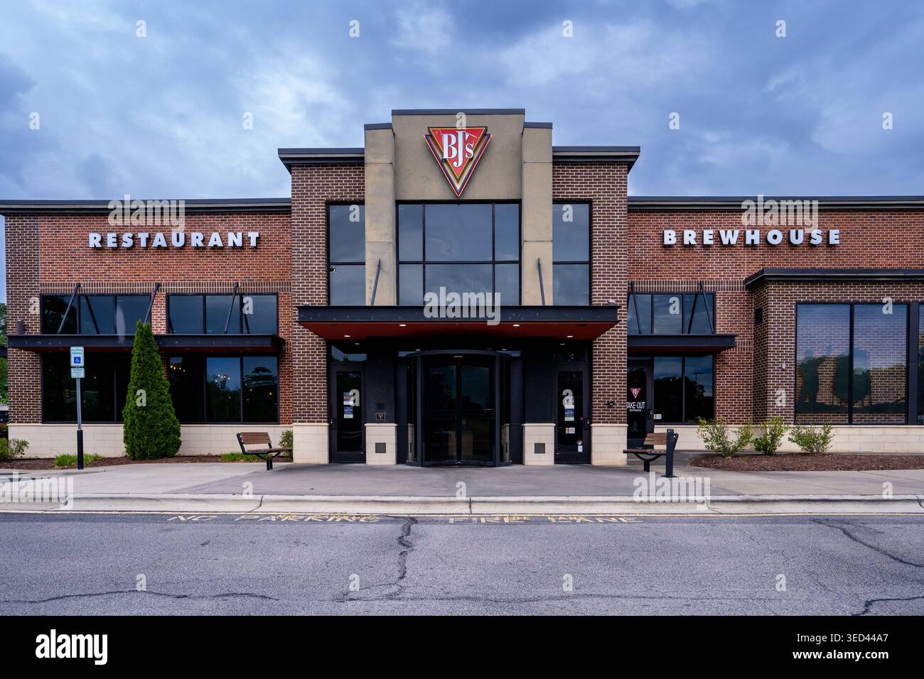 BJ's Restaurant and Brewhouse Exterieur Building mit Markenzeichen und zwangloser Atmosphäre im Restaurant Stockfoto
