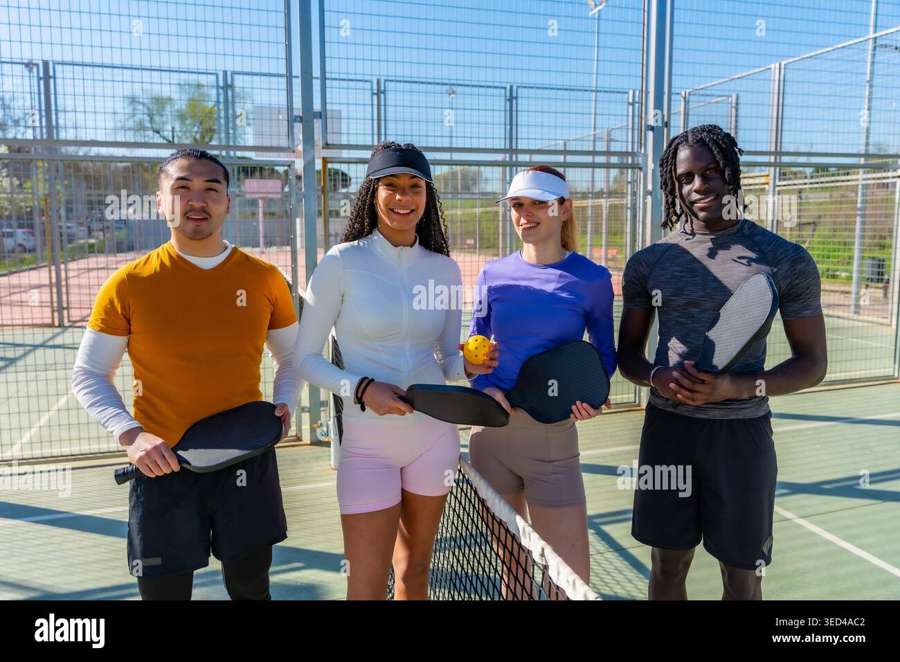 Verschiedene Freunde genießen Pickleball auf dem Platz im Freien Stockfoto