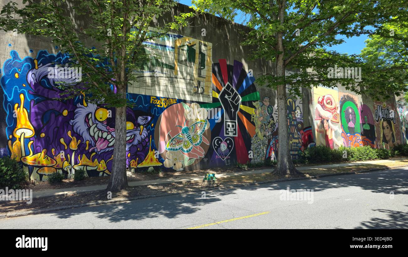 Bunte Street Art Wandgemälde und Graffiti-Wände entlang des Atlanta Beltline Eastside Trail in Atlanta, Georgia, USA. Lebendige urbane Kunstwerke, öffentliche Wandgemälde - Smartphone-aufgenommenes Stockfoto