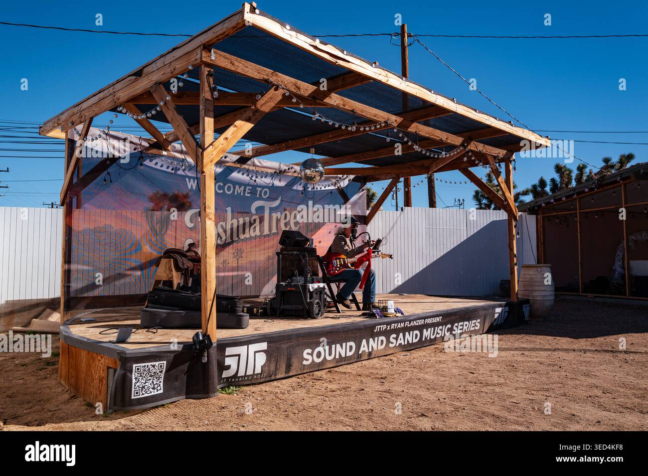 Musiker tritt auf der Freilichtbühne der Sound and Sand Music Series in Joshua Tree, Kalifornien, auf. Stockfoto