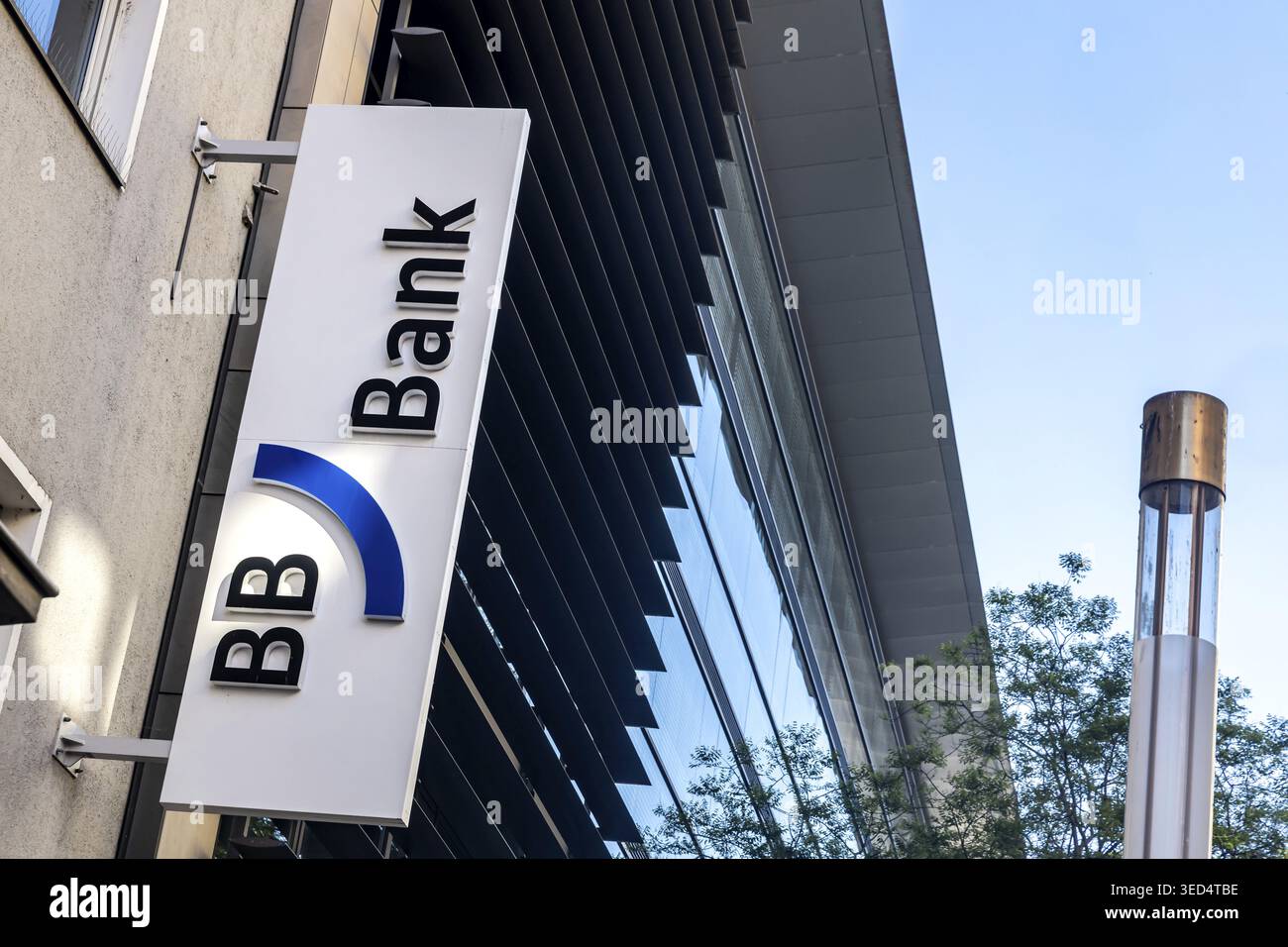 BB Bank Logo auf einem Bankgebäude. Die BBBank EG ist eine deutsche Genossenschaftsbank mit Sitz in Karlsruhe. Karlsruhe, Baden-Württemberg, Deutschland Stockfoto