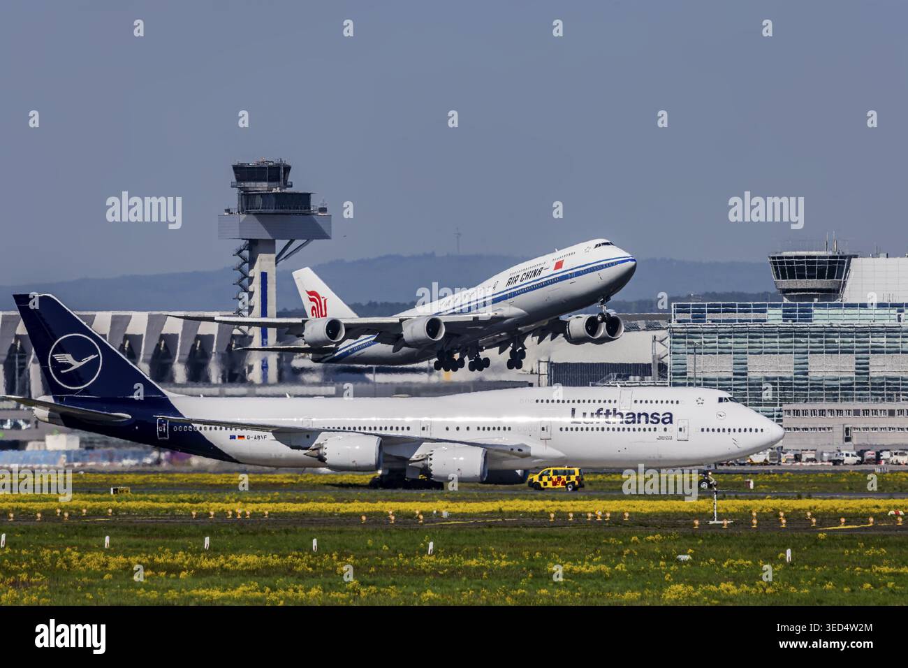 Jumbo-Düsenflugzeuge starten vom Frankfurter Flughafen Fraport. FRA, EDDF. Luftfahrzeugkennzeichen: B-2485, Air China, Boeing 747-89L vor der Stockfoto