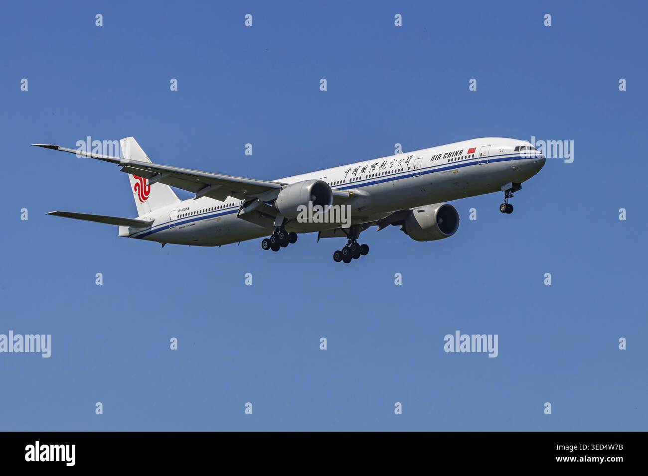 Ebene bei Annäherung. Flughafen Frankfurt. Fraport. Luftfahrzeugkennzeichen: B-2085, Air China, Boeing 777-300ER. Frankfurt am Main, Hessen, Deutschland Stockfoto