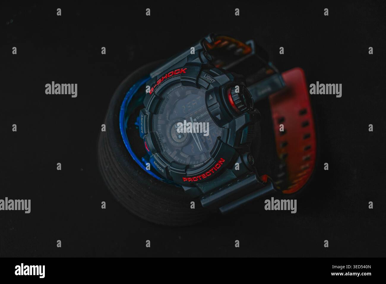 Casio G-Shock GA-400HR-1A schwarze und rote Sportuhr auf dunklem Hintergrund. Stockfoto