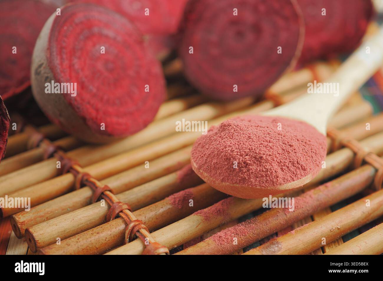 Rotes Pulver aus roter Bete auf einer Holzoberfläche Stockfoto