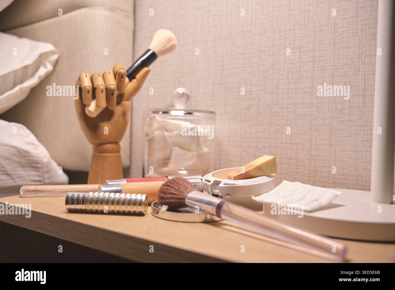 Schönheits- und Kosmetikwerkzeuge auf einem Kosmetiktisch schaffen eine Verwöhnszene Stockfoto