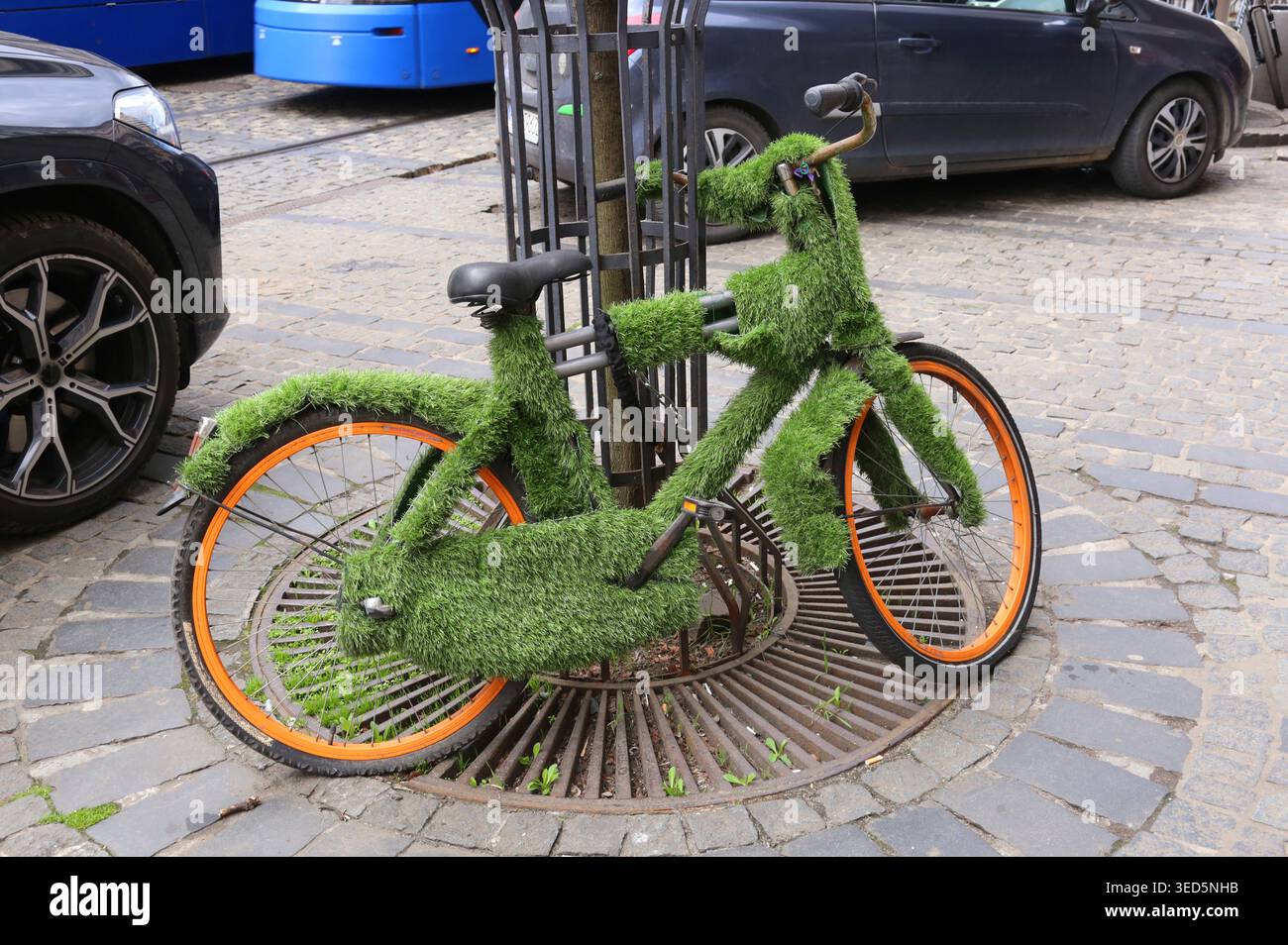 Krakau. Krakau. Polen. Fahrrad mit Kunstrasendekoration, parkt am Straßenrand. Stockfoto