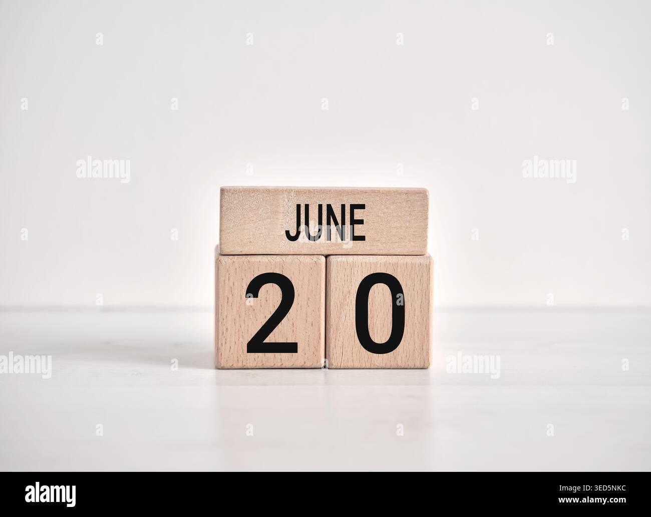 Hölzerner Kalender mit dem 20. Juni als perfekte Erinnerung an den Weltflüchtlingstag. Stockfoto