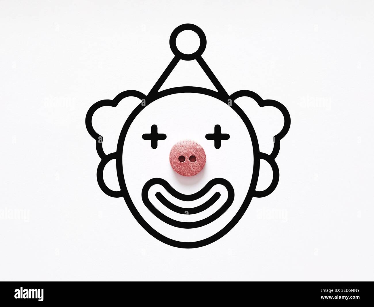 Minimalistische Zeichnung eines Clowngesichts mit einem roten Holzknopf als Nase auf weißem Hintergrund, für Freude und Unterhaltung Stockfoto
