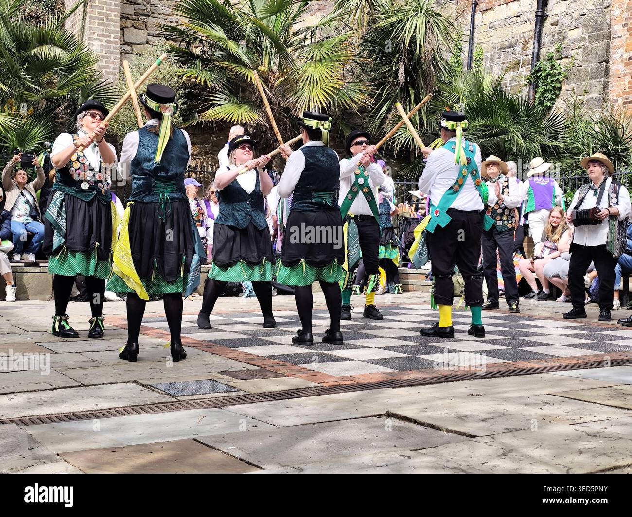 Morris-Tänzer spielen einen traditionellen englischen Volkstanz während des Jack in the Green May Day Weekend, Butler's Gap, George Street, Hastings, Großbritannien Stockfoto