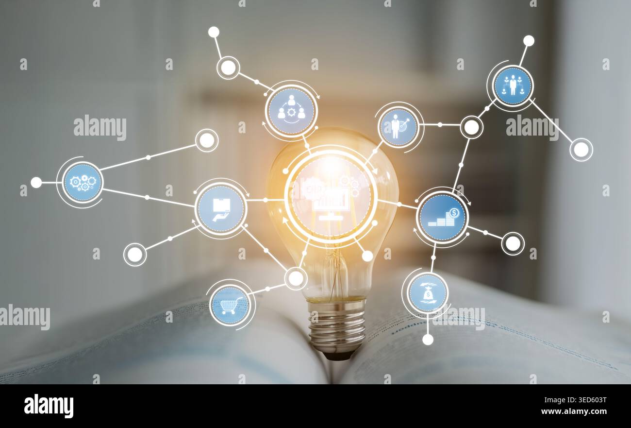 Dieses Bild zeigt ein kreatives Konzept einer Glühlampe, die Innovation symbolisiert, mit miteinander verbundenen Symbolen, die verschiedene Unternehmen und zeigen Stockfoto