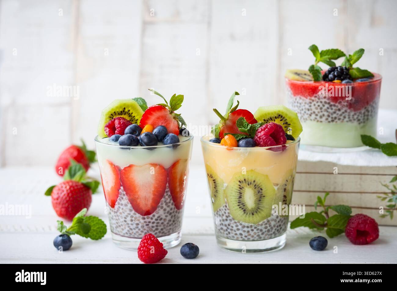 Geschichtete Smoothies für Beeren und Chiasamen Stockfoto