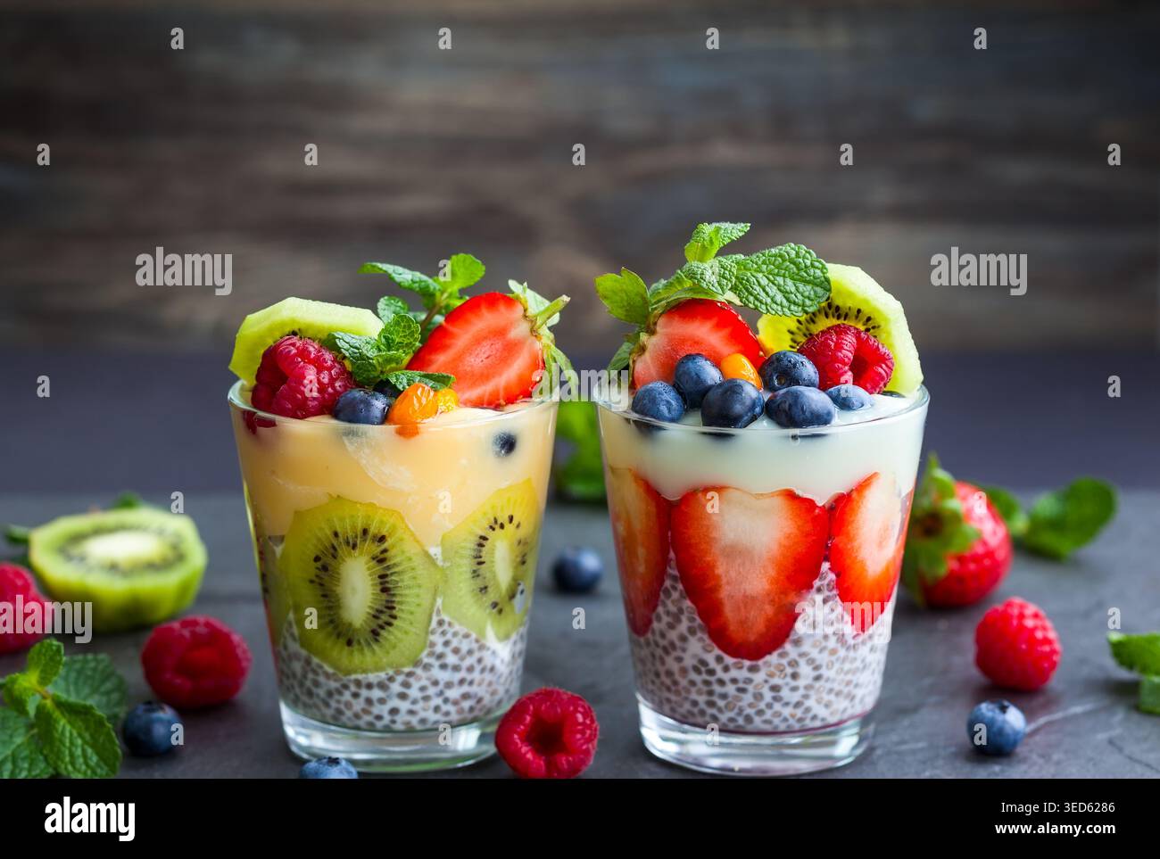 Geschichtete Smoothies für Beeren und Chiasamen Stockfoto