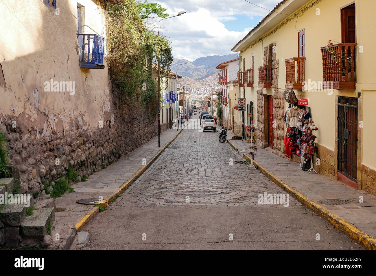 Cusco, Peru - 25. November 2025: Seitenstraßen im Viertel San Blas in Cusco, Peru Stockfoto