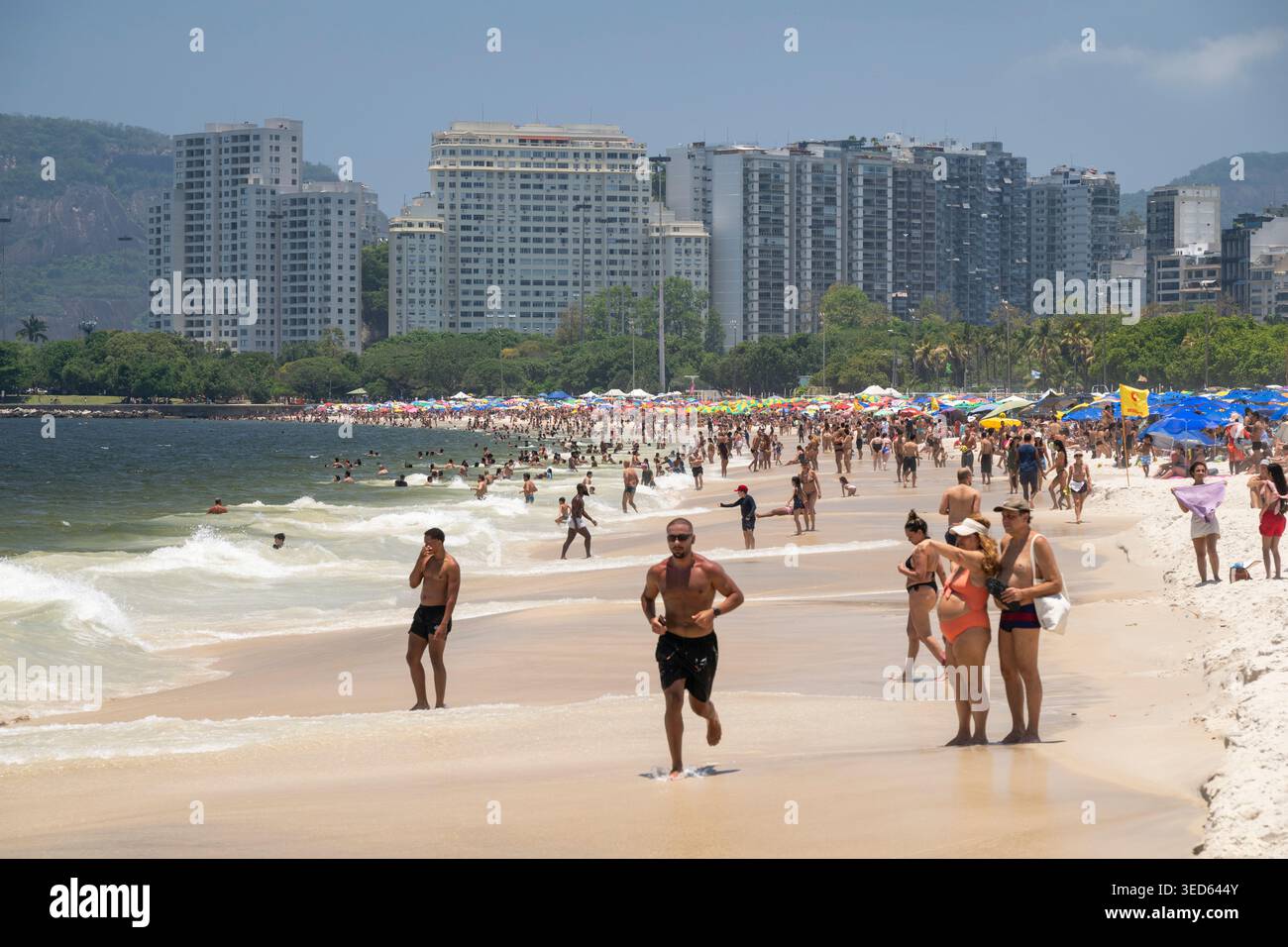 Wunderschöne Aussicht Leute, die Flamengo Beach an einem sonnigen Tag genießen Stockfoto