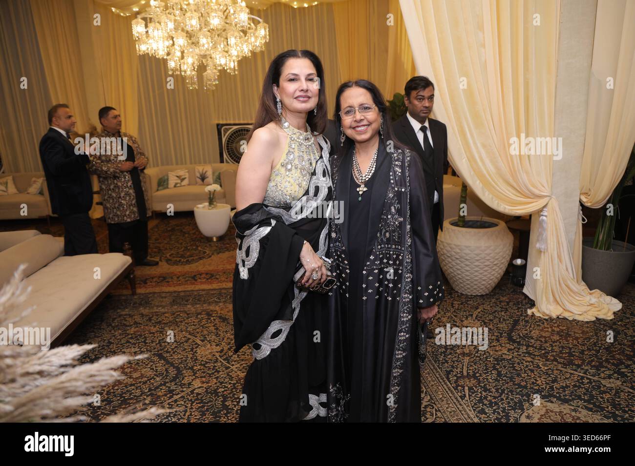 NEW DELHI, INDIEN - 8. APRIL: Die Modedesigner Ritu Beri und Anju Modi während der Bash-Party von JJ Valayas Tochter Hoorvi J Valaya und Gurpaawan Singh am 8. April 2026 in New Delhi, Indien. Foto: Manoj Verma/Hindustan Times Pre-Wedding Bash Party von Designer JJ Valayas Tochter Hoorvi J Valaya Stockfoto