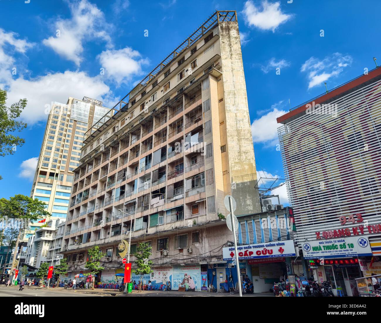Dünnes, keilförmiges Gebäude, Cao Thang Technical College Dormitory, Tran Hung Dao Street, Ho Chi Minh City, Vietnam. Es wurde in den 1950er Jahren erbaut und ist jetzt nicht mehr da Stockfoto