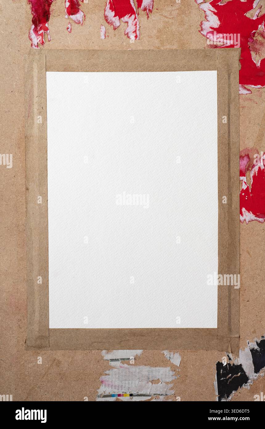 Leeres weißes Aquarellpapier, das mit traditionellem braunem Papierband auf schmutzige Bretter geklebt wird Stockfoto