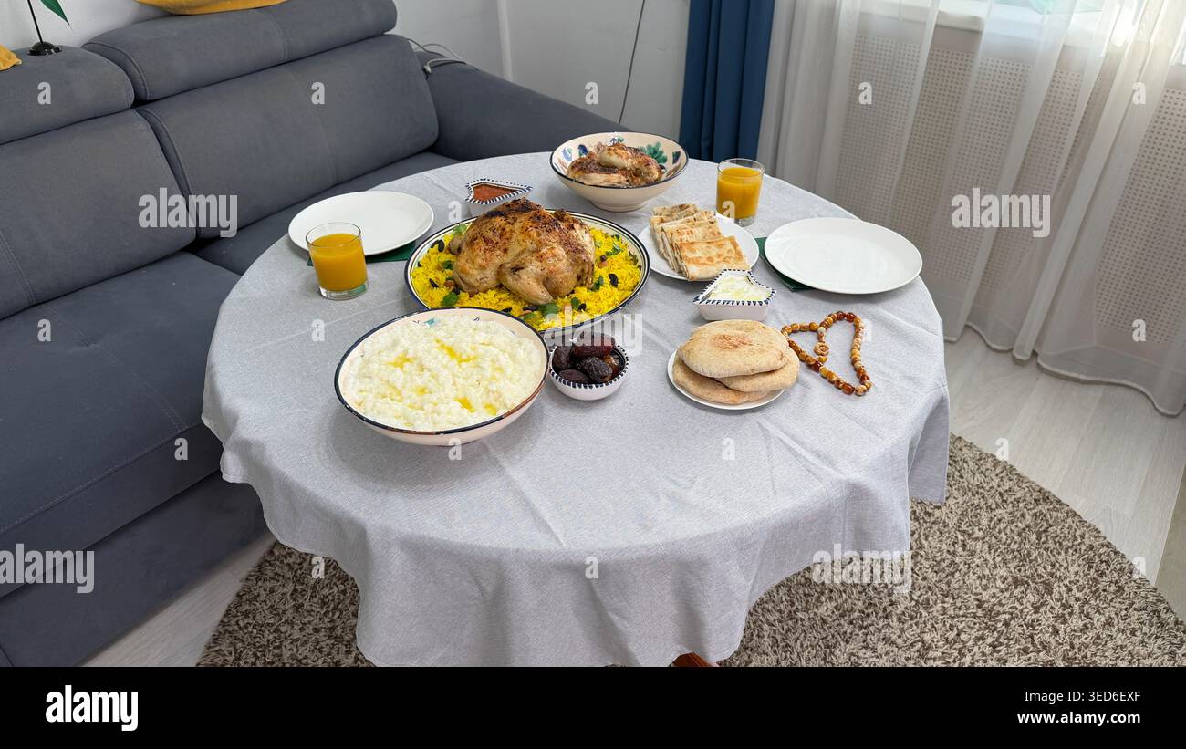 Blick von oben auf den Ramadan Iftar-Tisch mit traditionellen saudischen Gerichten wie Kabsa, Saleeg, Mutabbaq und Datteln. Stockfoto