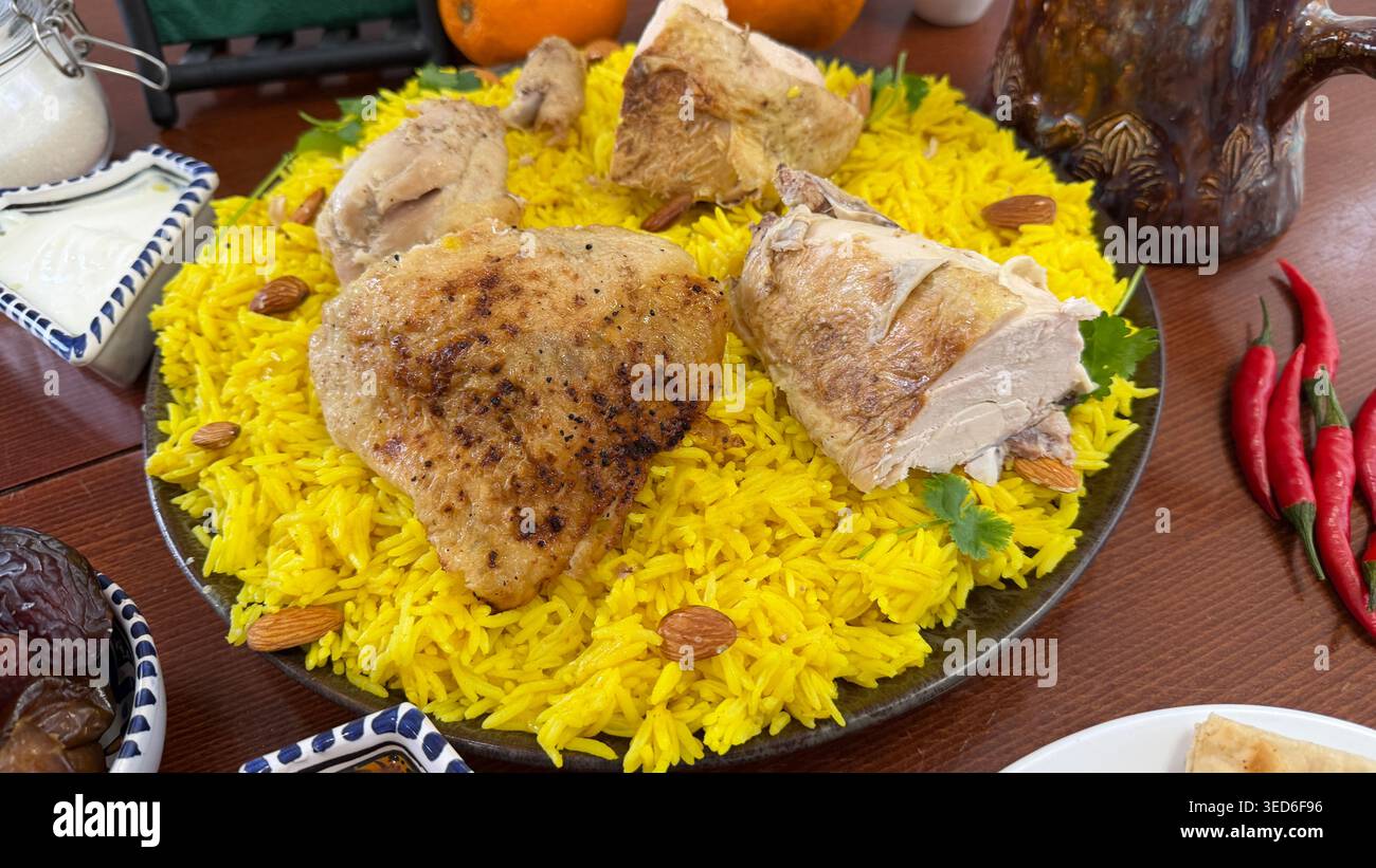 Nahaufnahme des traditionellen saudischen Kabsa-Reises mit gebratenem Huhn. Beliebtes Gericht aus dem Nahen Osten für Ramadan- und Eid-Feiern. Stockfoto