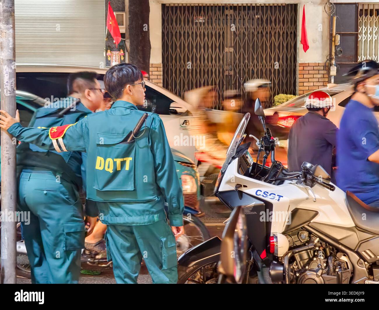 Szene am Straßenrand mit Mitgliedern der DQTT - Miliz und Selbstverteidigungsstreitkräfte, verantwortlich für lokale Sicherheit und Verteidigung, Ho-Chi-Minh-Stadt, Vietnam, Asien Stockfoto