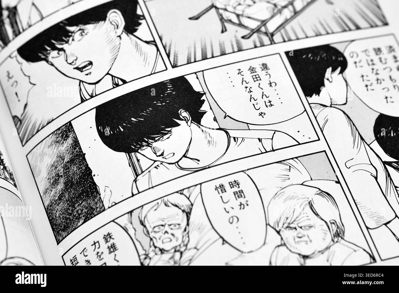 Deutschland, 4. Mai 2026: Nahaufnahme der Manga-Seite aus Akira-Comic mit detailliertem Schwarz-weiß-Cyberpunk-Artwork. Ikonischer japanischer Manga von Katsuhiro Oto Stockfoto