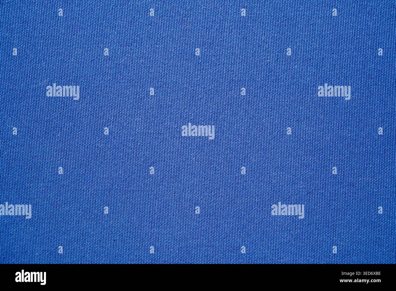 Nahaufnahme aus blauem Stoff mit detailliertem Textilmuster. Geeignet für Modehintergründe, Konzepte der Textilindustrie, Bekleidungsdesign. Stockfoto