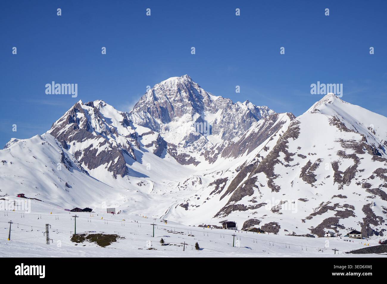 Aus der Vogelperspektive auf die schneebedeckten Gipfel des Mont Blanc-Massivs und die Skipisten mit Liftinfrastruktur unter klarem blauen Himmel in La Thuile, Valle d'Ao Stockfoto