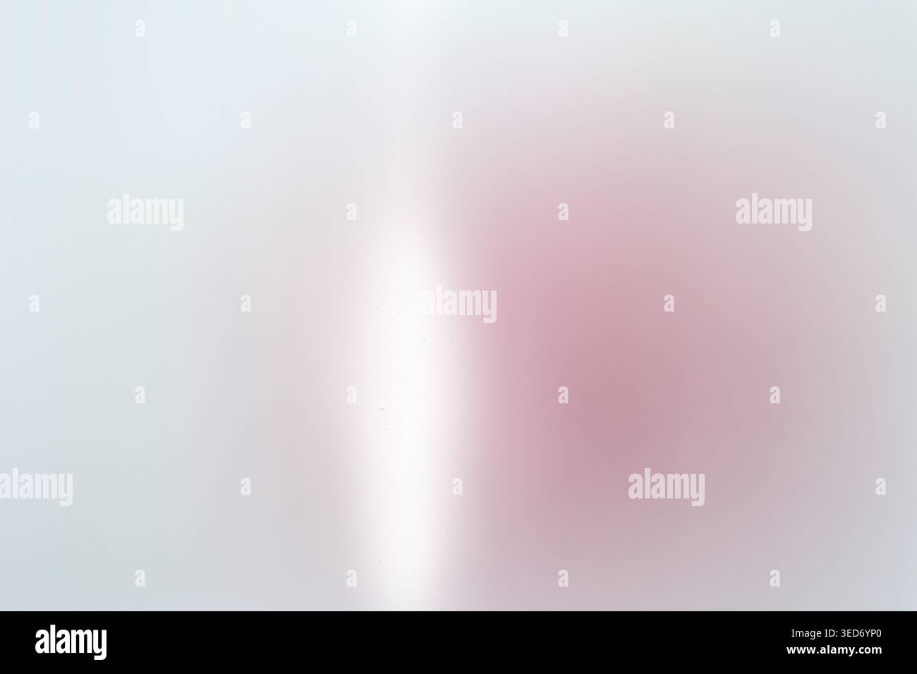 Weicher abstrakter Hintergrund mit weißem Glanz und unscharfem rosa Highlight, minimaler leuchtender Komposition, Vorderansicht, luftiger digitaler Hintergrund, Kopierraum Stockfoto