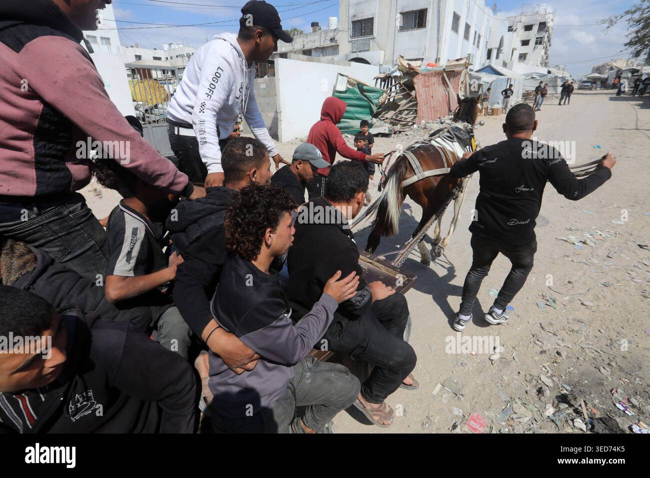 Die Trauernden tragen die Leiche eines Palästinensers, der während seiner Beerdigung in Gaza-Stadt am 4. Mai 2026 getötet wurde, nachdem er bei einem israelischen Streik, der eine Gruppe von Menschen auf der Straße 10 südlich von al-Zeitoun traf, getötet wurde. Foto: Bilal Osama apaimages Gaza-Stadt Gaza-Streifen palästinensisches Gebiet 040526_Gaza_BO_008 Copyright: XapaimagesxBilalxOsamaxxapaimagesx Stockfoto
