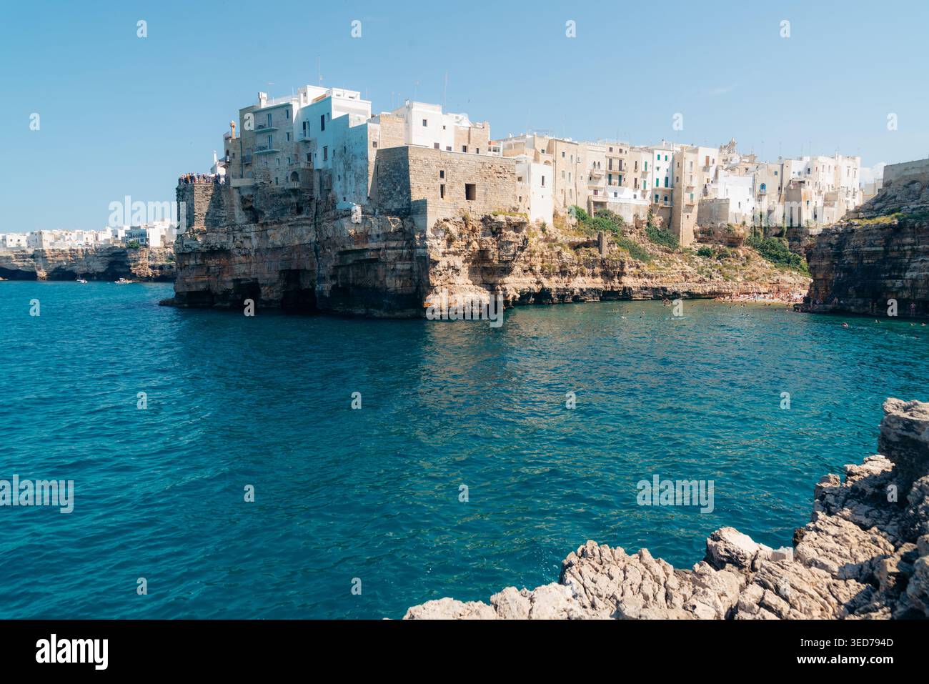 Sonniger Tag in Polignano a Mare Italien. Stockfoto