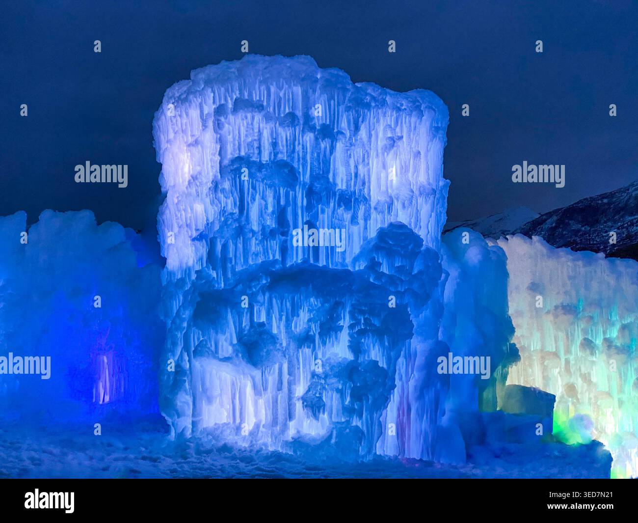 Große Eisformation, beleuchtet bei Nacht in den Ice Castles in Midway, Utah, USA Stockfoto