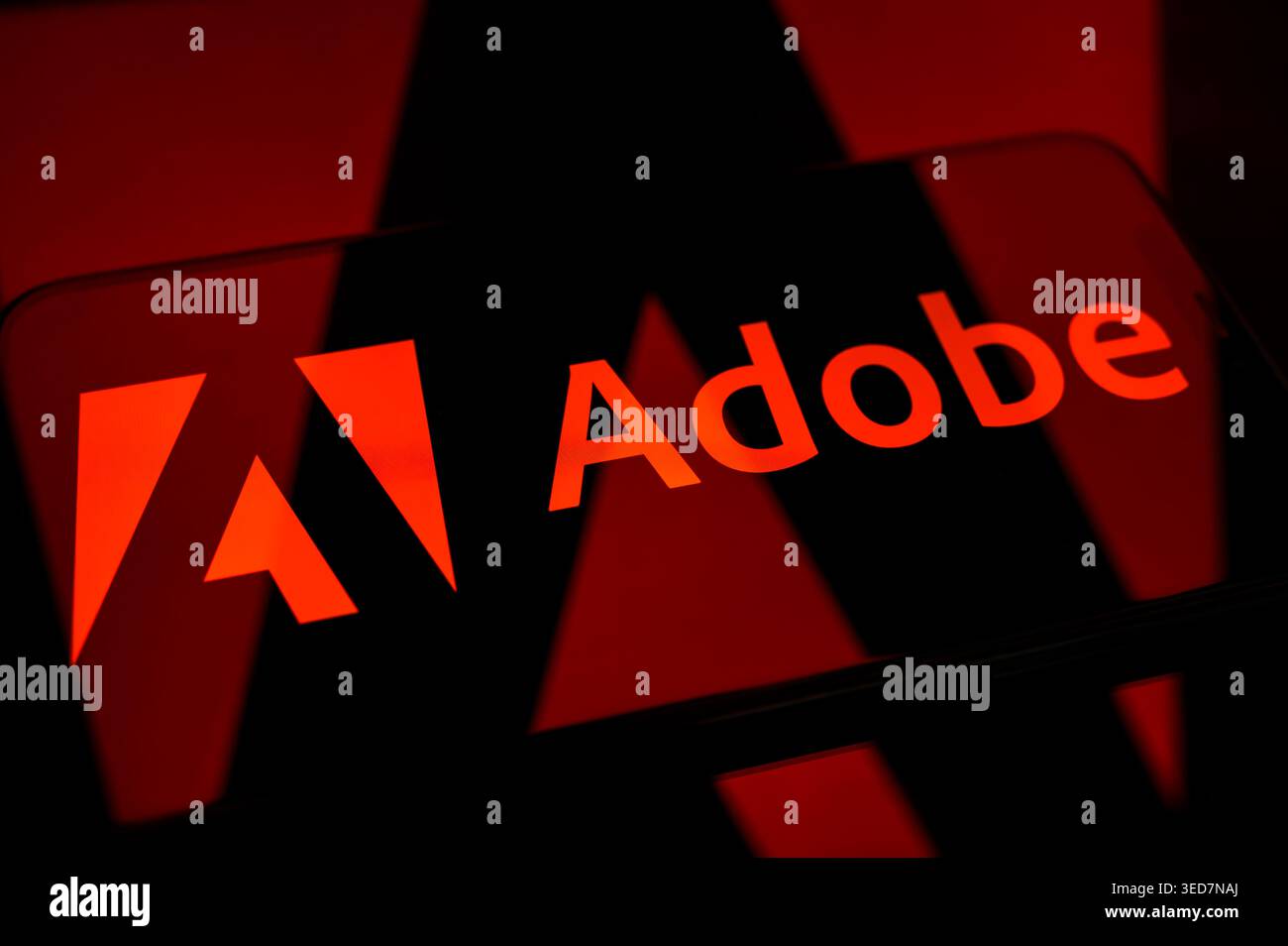 Paris, Frankreich – 4. Mai 2026: Das Adobe-Logo auf dunkelrotem Hintergrund zeigt das führende Unternehmen für kreative Software und digitale Medien. Stockfoto