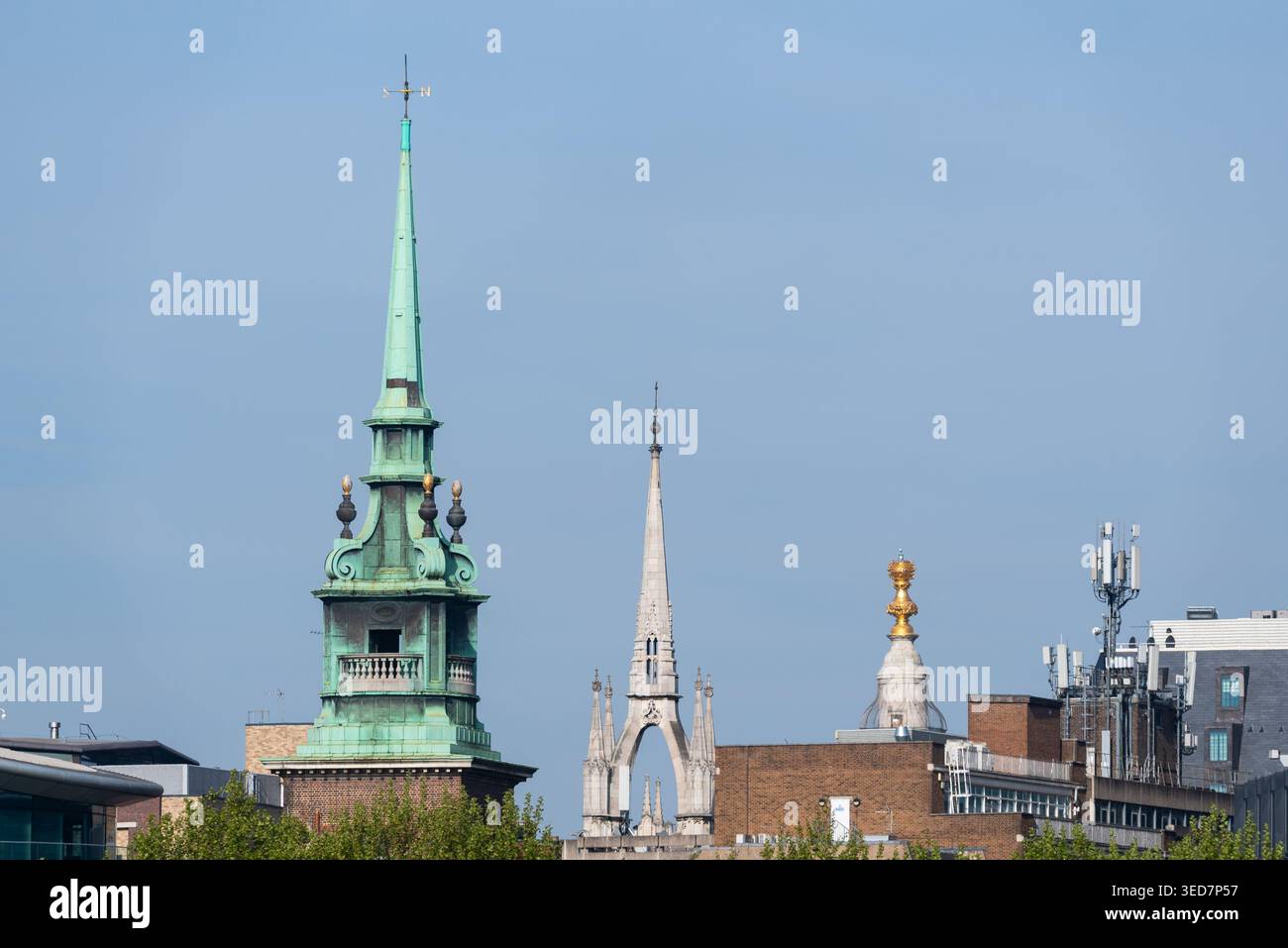 Londoner Türme. All Hallows by the Tower Church, St. Dunstan im East Church Tower, Monument to the Great Fire of London und Telefonmasten Stockfoto